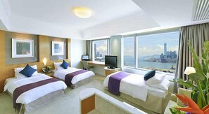 Caja fuerte, escritorio, cortinas opacas y tabla de planchar con plancha