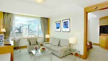 Executive Suite | In-room safe, desk, blackout curtains, iron/ironing board