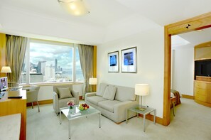 Suite – executive | Safe på rommet, skrivebord, blendingsgardiner og strykejern/-brett