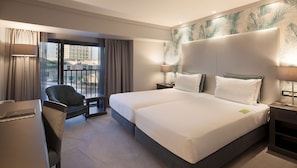 Minibar, két bảo mật tại phòng, bàn, màn/rèm cản sáng