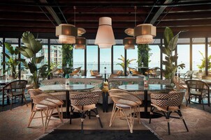 供应午餐和晚餐，地中海菜