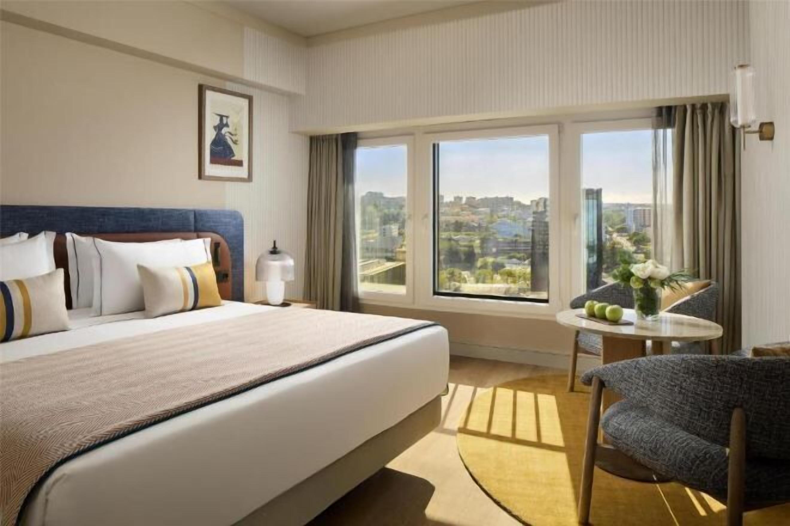 迷你吧、客房内保险箱、  办公桌、遮光窗帘