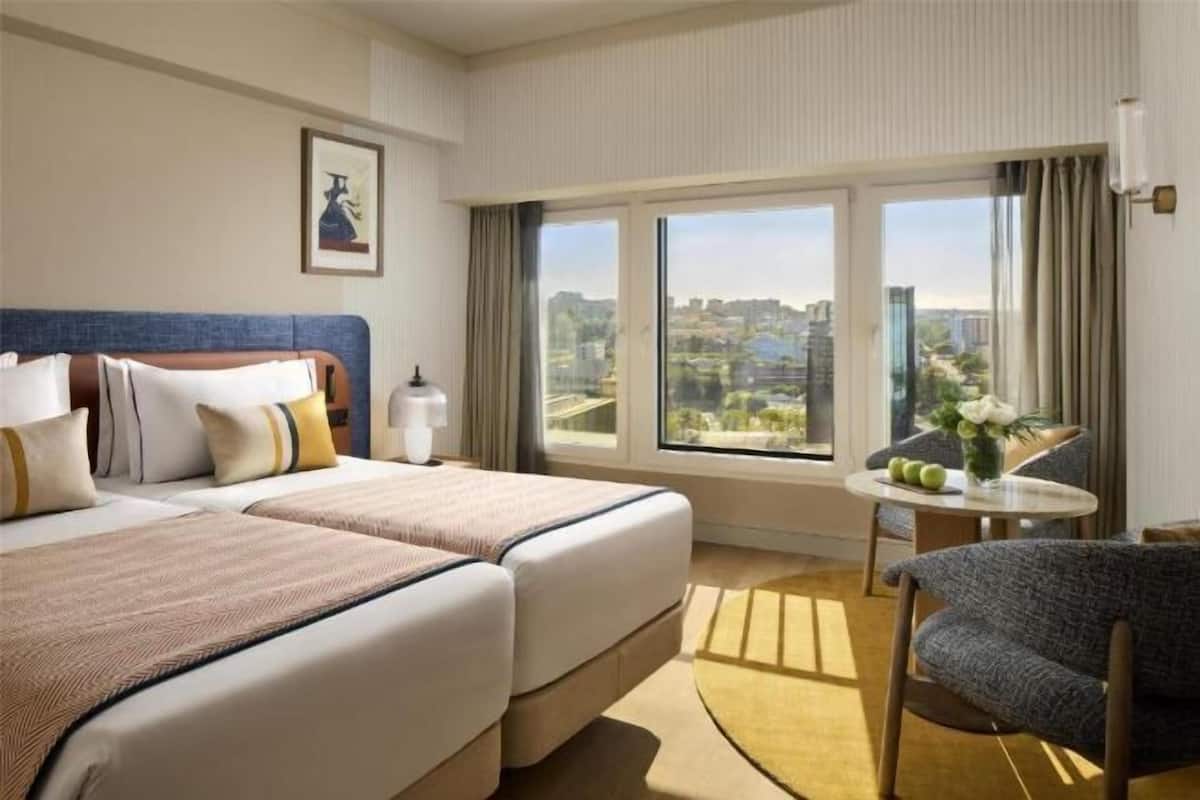 Minibar, coffres-forts dans les chambres, bureau, rideaux occultants