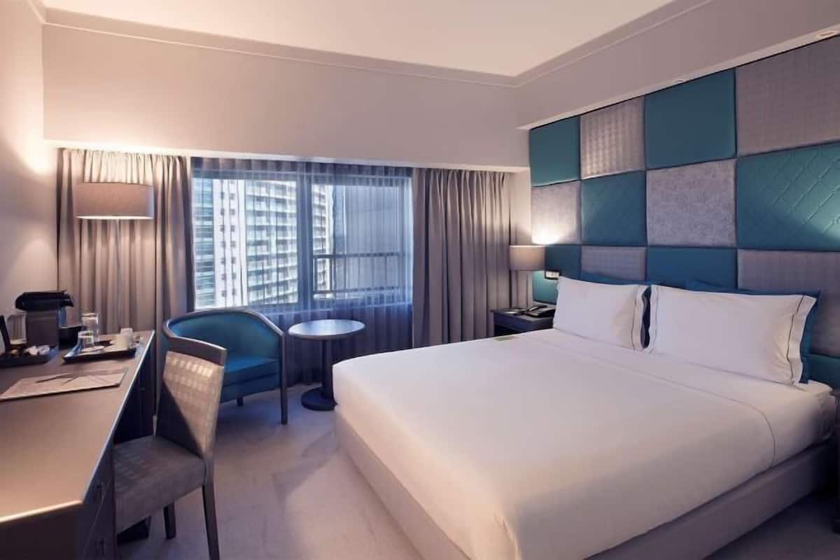 Minibar, coffres-forts dans les chambres, bureau, rideaux occultants