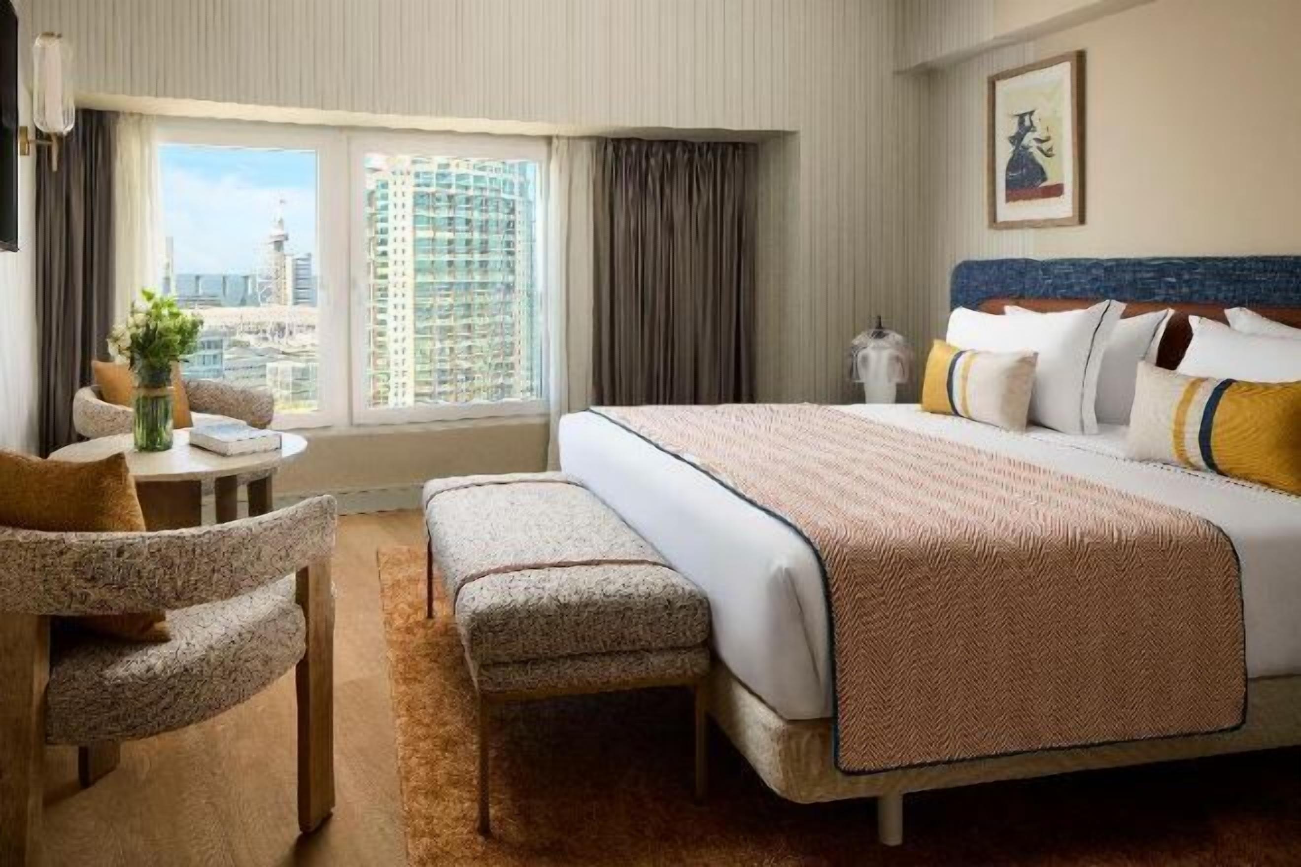 Minibar, caja fuerte, escritorio y cortinas opacas