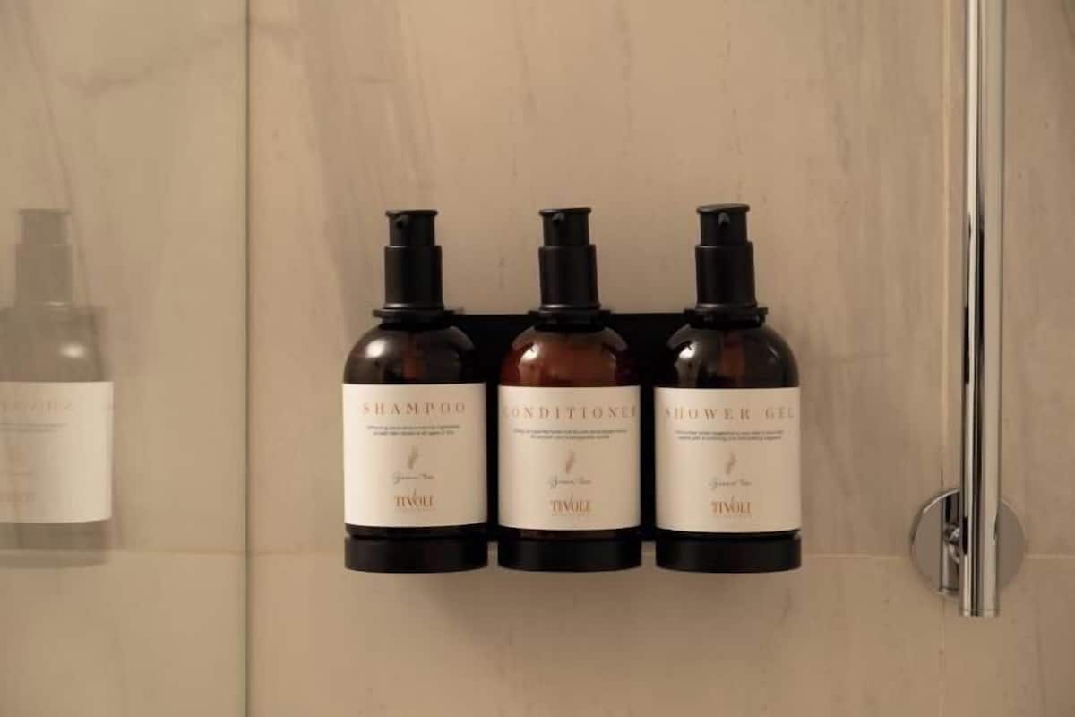 Dusche, umweltfreundliche Kosmetikartikel, Haartrockner, Bidet