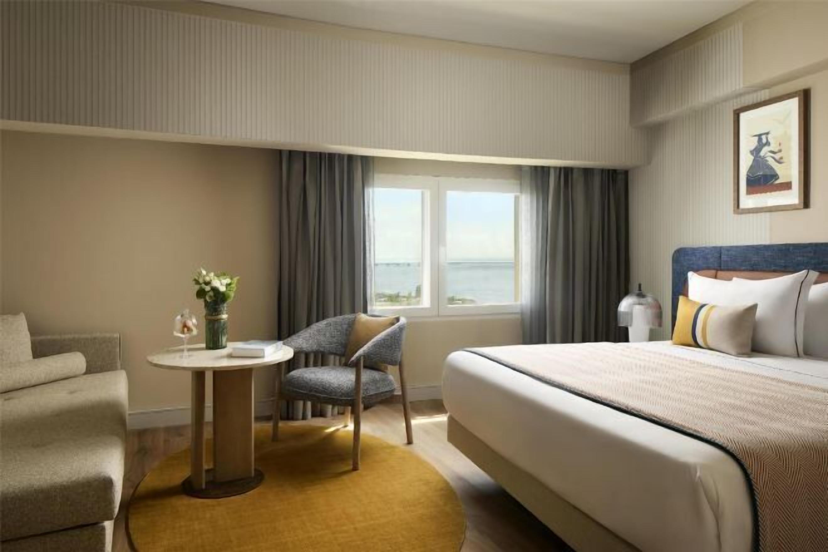 迷你吧、客房内保险箱、办公桌、遮光窗帘