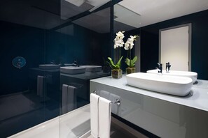 Shower, eco-friendly toiletries, hair dryer, bidet - Tivoli Oriente Lisboa Hotel (Lisbon)
