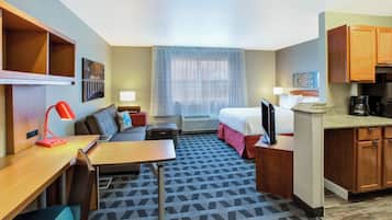 Skrivebord, blendingsgardiner og strykejern/-brett