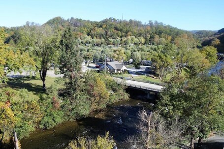 Country Inn Suites by Radisson, Pigeon Forge South, TN - Image 4