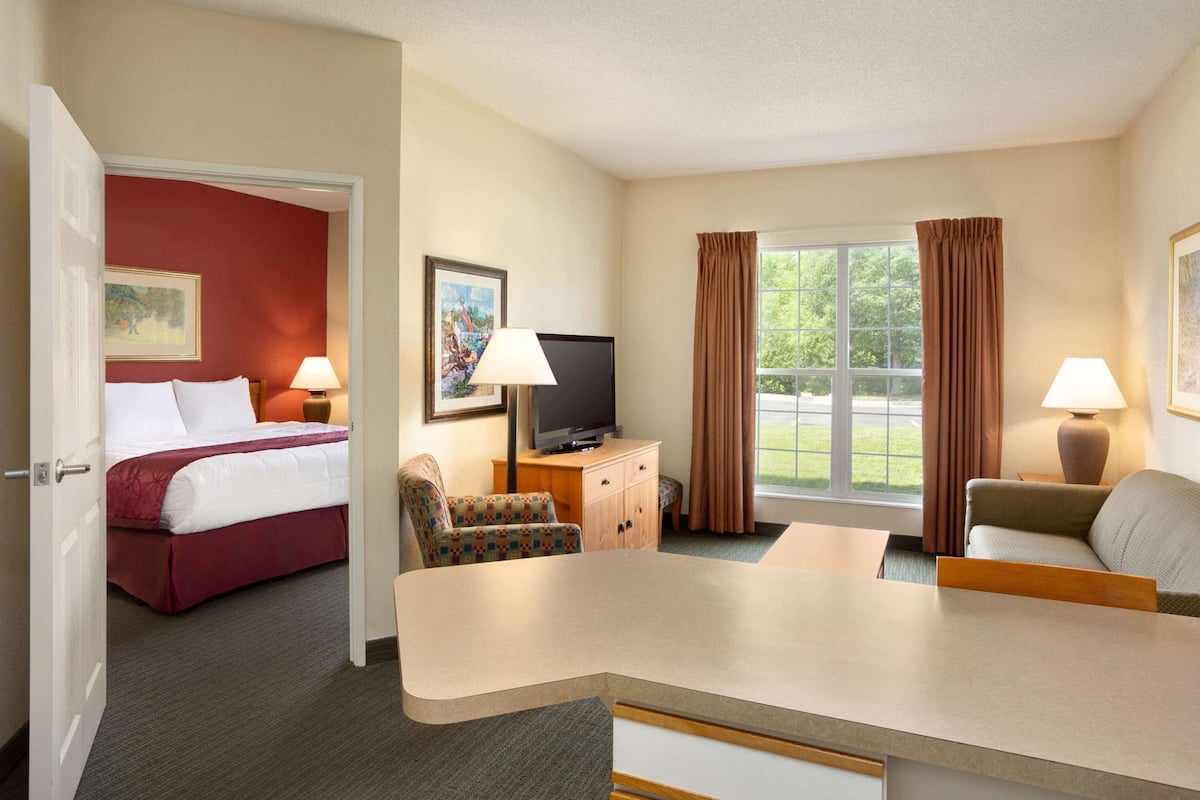 Suite, 1 Katil Raja (King), Non Smoking (2 Room) | Peti besi dalam bilik, meja, seterika/papan seterika, Wi-fi percuma