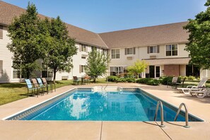 Seasonal outdoor pool - Baymont by Wyndham Wichita East (Wichita)