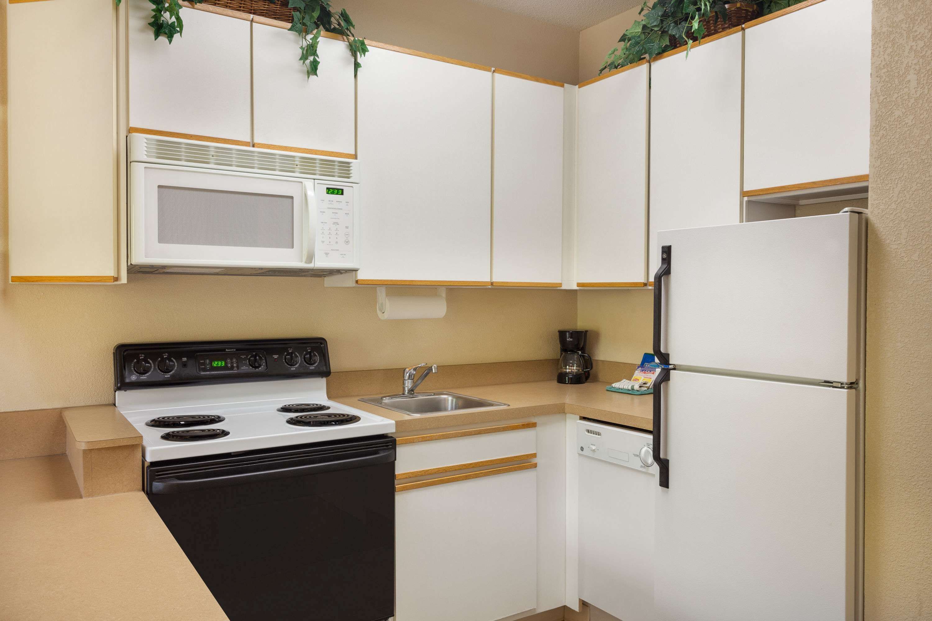 suite, 1 king bed, non smoking (2 room) | in-room safe, desk, iron/ironing board, free wifi