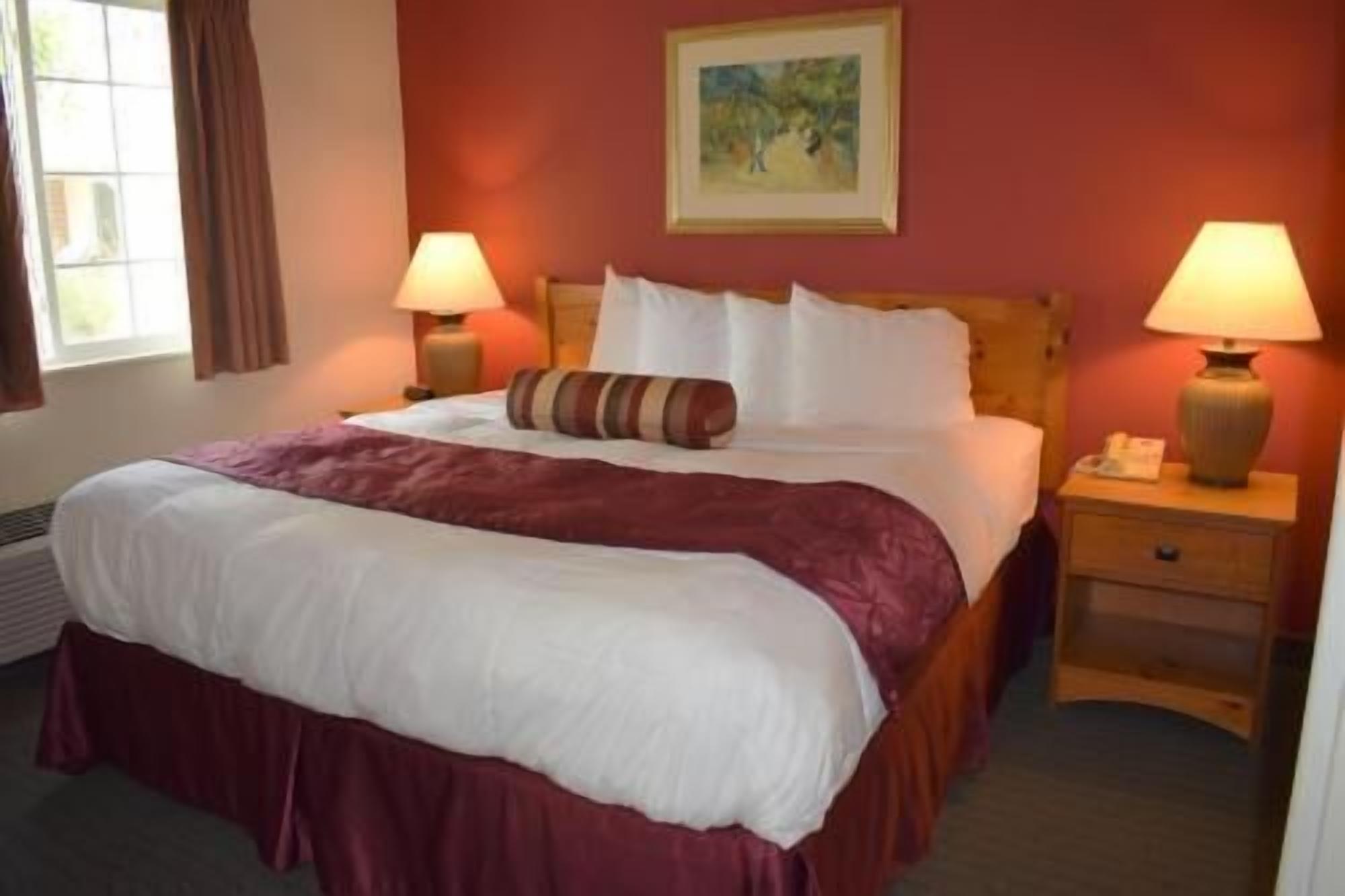 In-room safe, desk, iron/ironing board, free WiFi