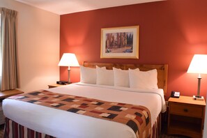 Suite estudio, 1 habitación (1 King Bed) | Escritorio, cortinas blackout y tabla de planchar con plancha