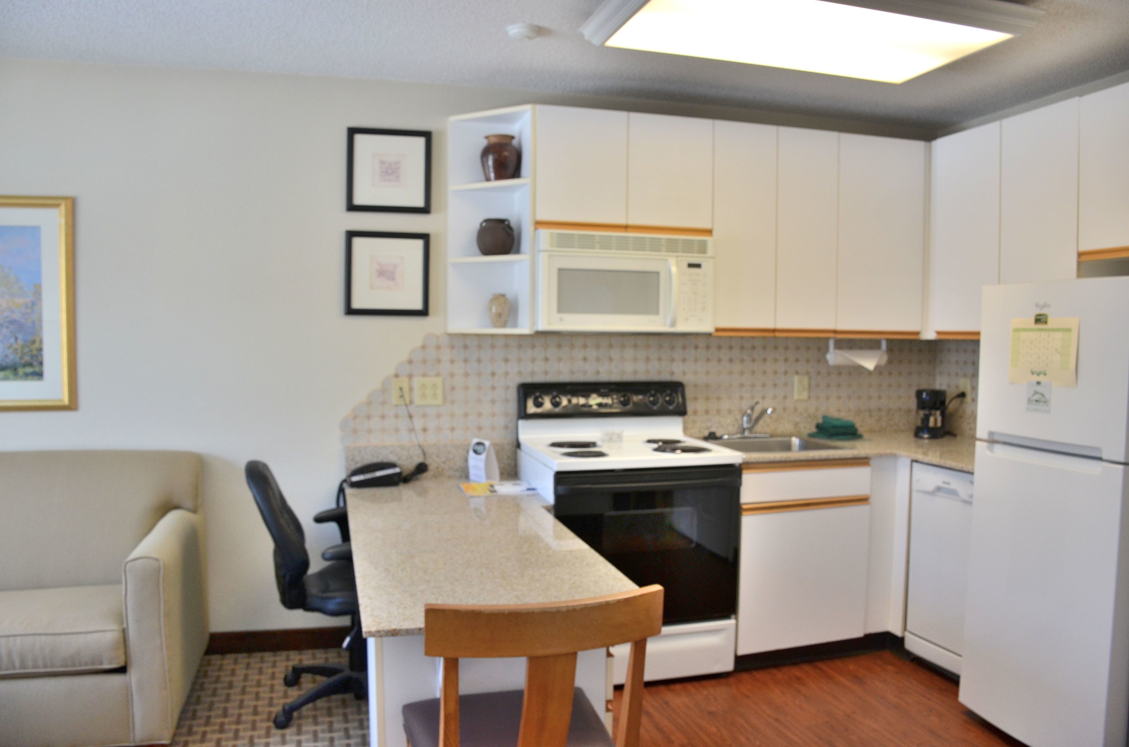 basic suite, 1 bedroom | private kitchen | fridge, microwave, oven, stovetop