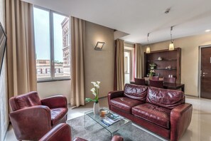 Suite | Oppholdsområde | En 42-tommers LCD-TV med Parabol-TV samt smart-TV