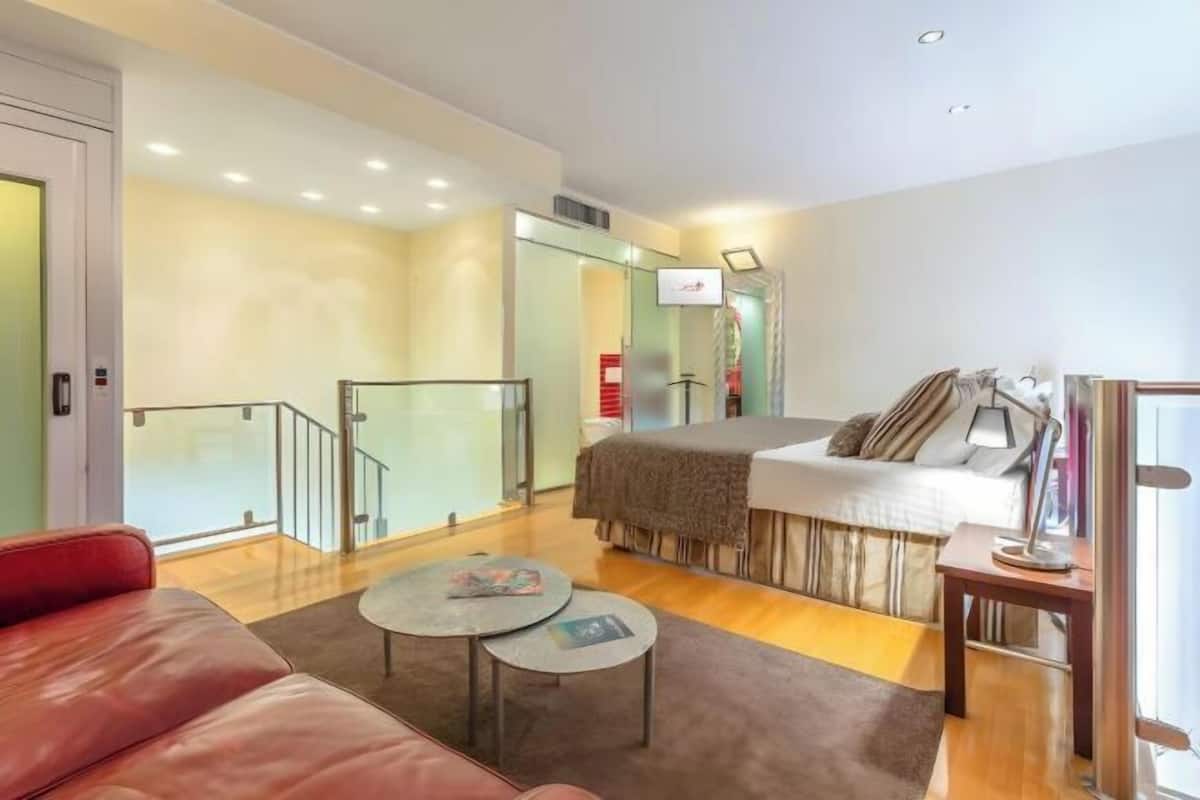 1 bedroom, Egyptian cotton sheets, premium bedding, down duvets