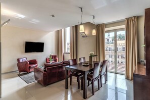 Suite | Oppholdsområde | En 42-tommers LCD-TV med Parabol-TV samt smart-TV