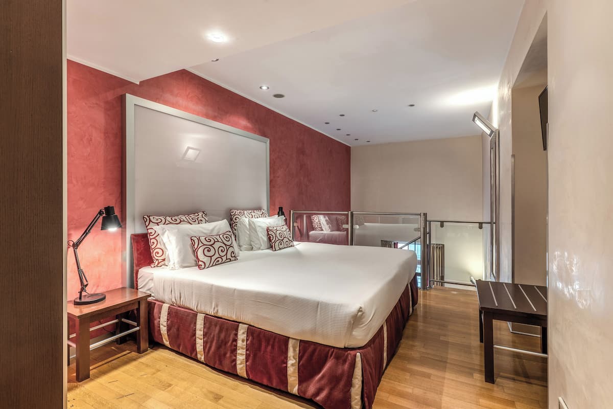 1 bedroom, Egyptian cotton sheets, premium bedding, down comforters