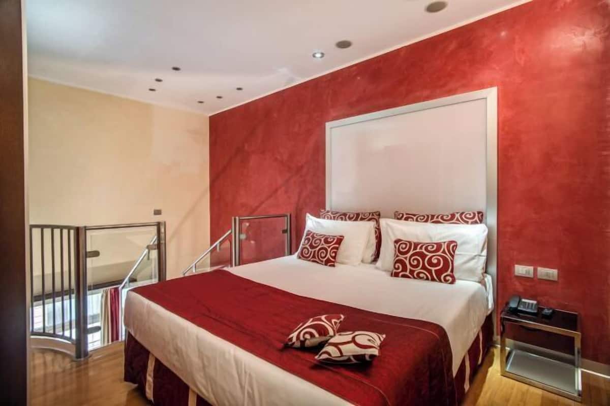 1 bedroom, Egyptian cotton sheets, premium bedding, down duvets