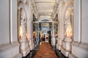 Property entrance - La Griffe Hotel (Rome)