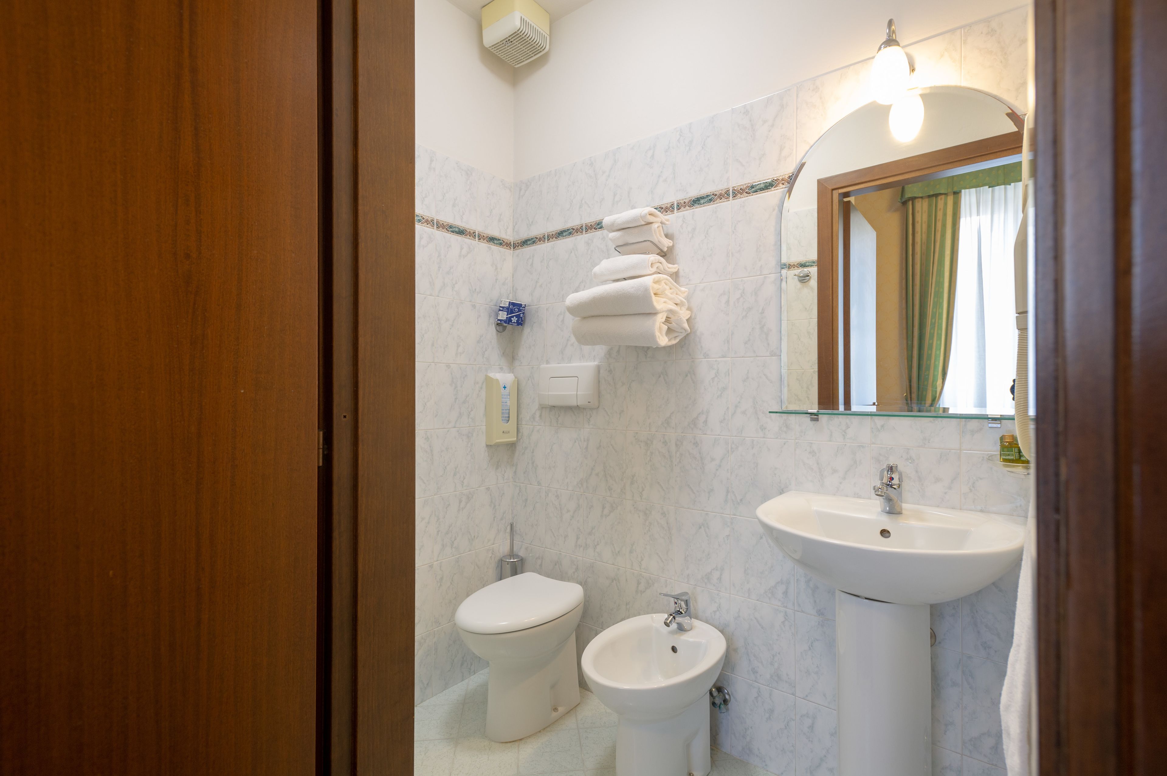 classic double or twin room | bathroom | shower, free toiletries, hair dryer, bidet