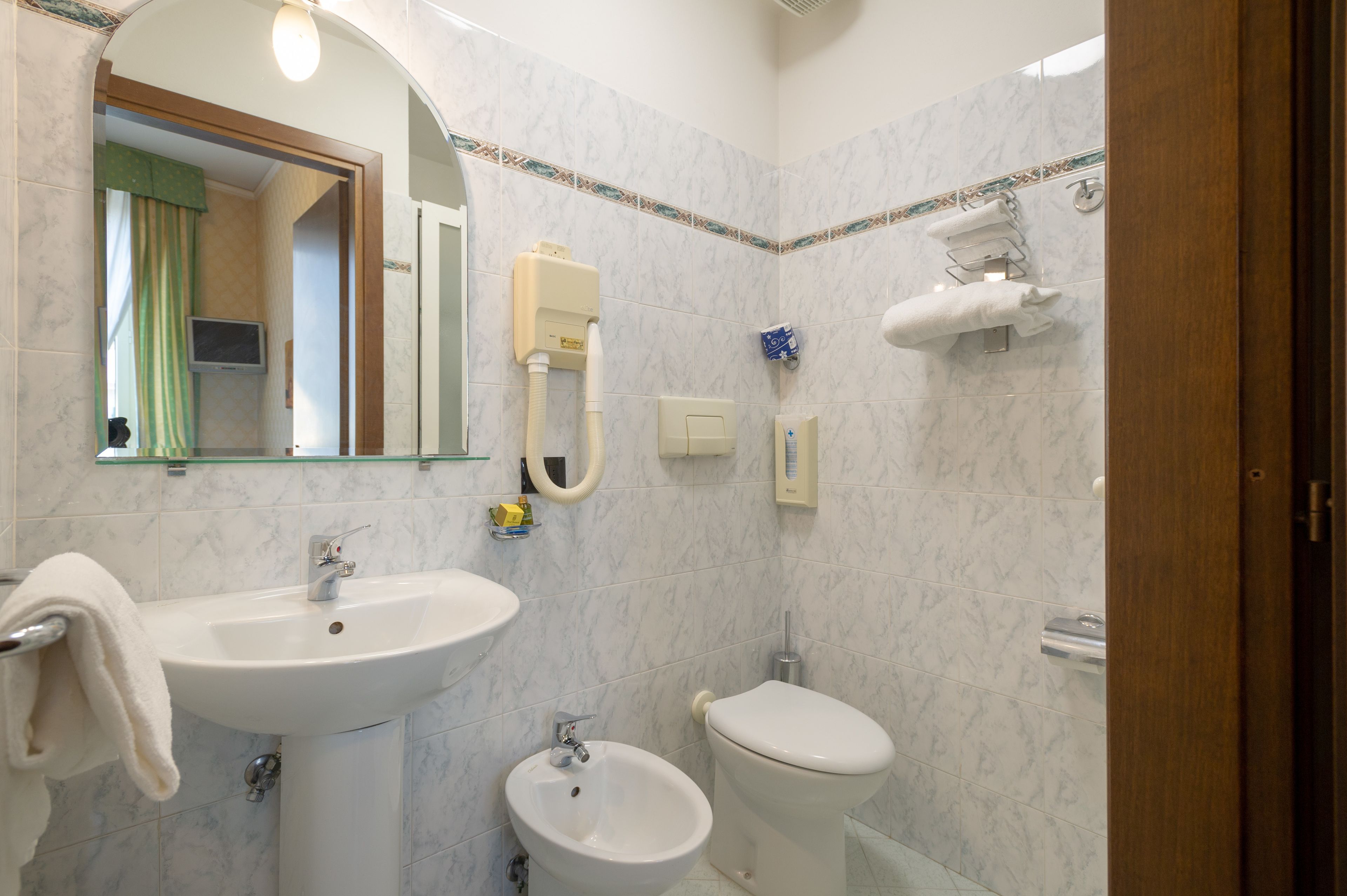 classic single room | bathroom | shower, free toiletries, hair dryer, bidet