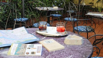 供應午餐、晚餐;本地菜;室外用餐