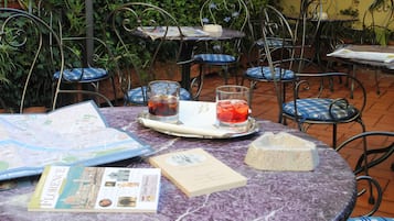 Melayani makan siang dan makan malam dengan santap malam alfresco 