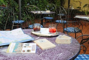 Se sirven almuerzos, cenas y cocina local (con mesas al aire libre) 