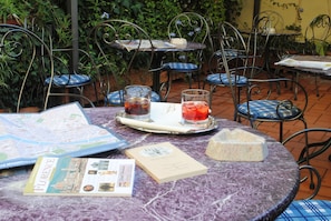 Se sirven comidas, cenas y cocina local con mesas al aire libre