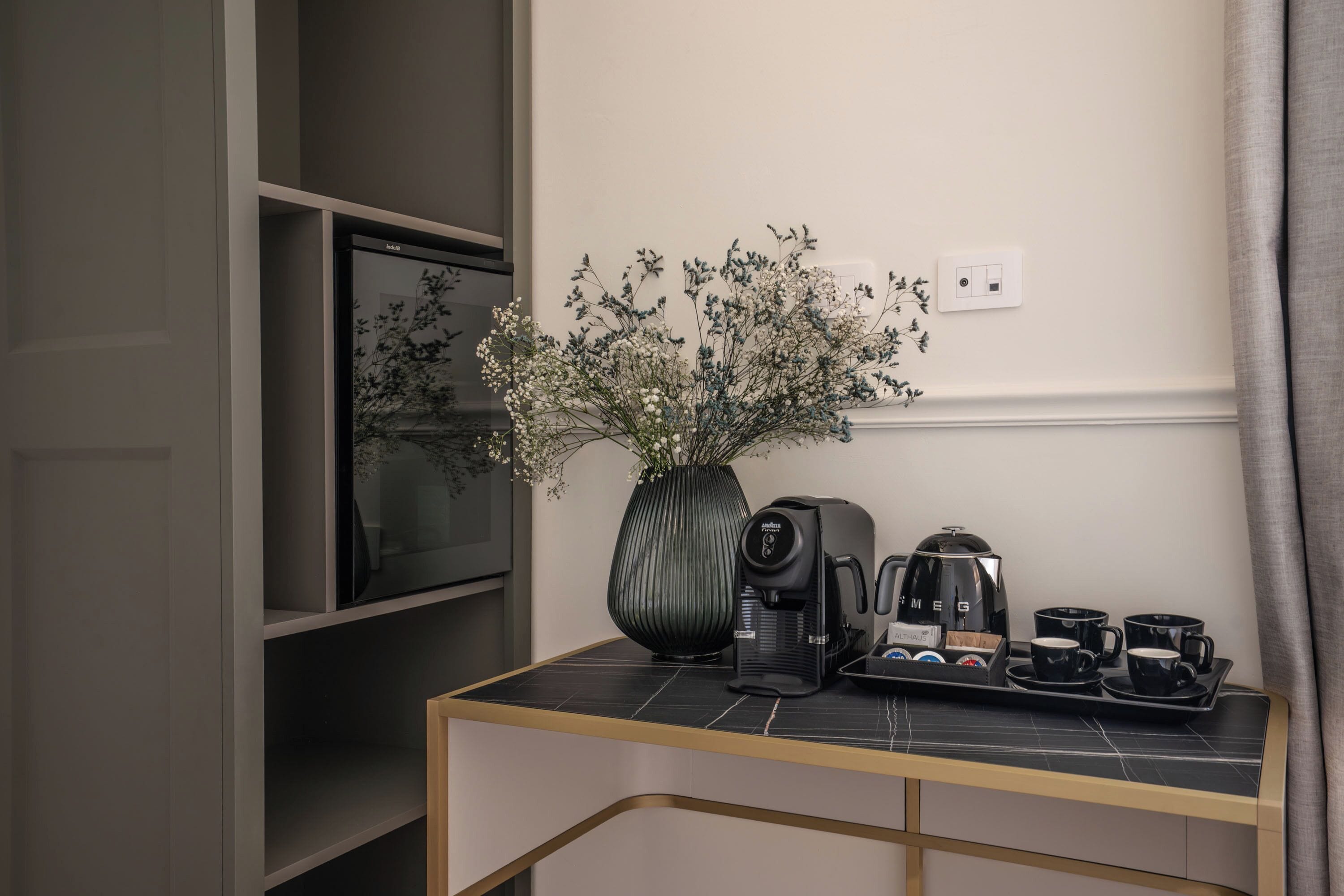 ห้องซิงเกิล | เครื่องนอนระดับพรีเมียม, มินิบาร์, ตู้นิรภัยในห้องพัก, โ  ต๊ะทำงาน