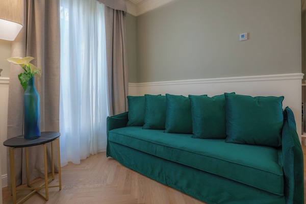 Kamar Keluarga | Seprai premium, minibar, brankas, dan meja kerja