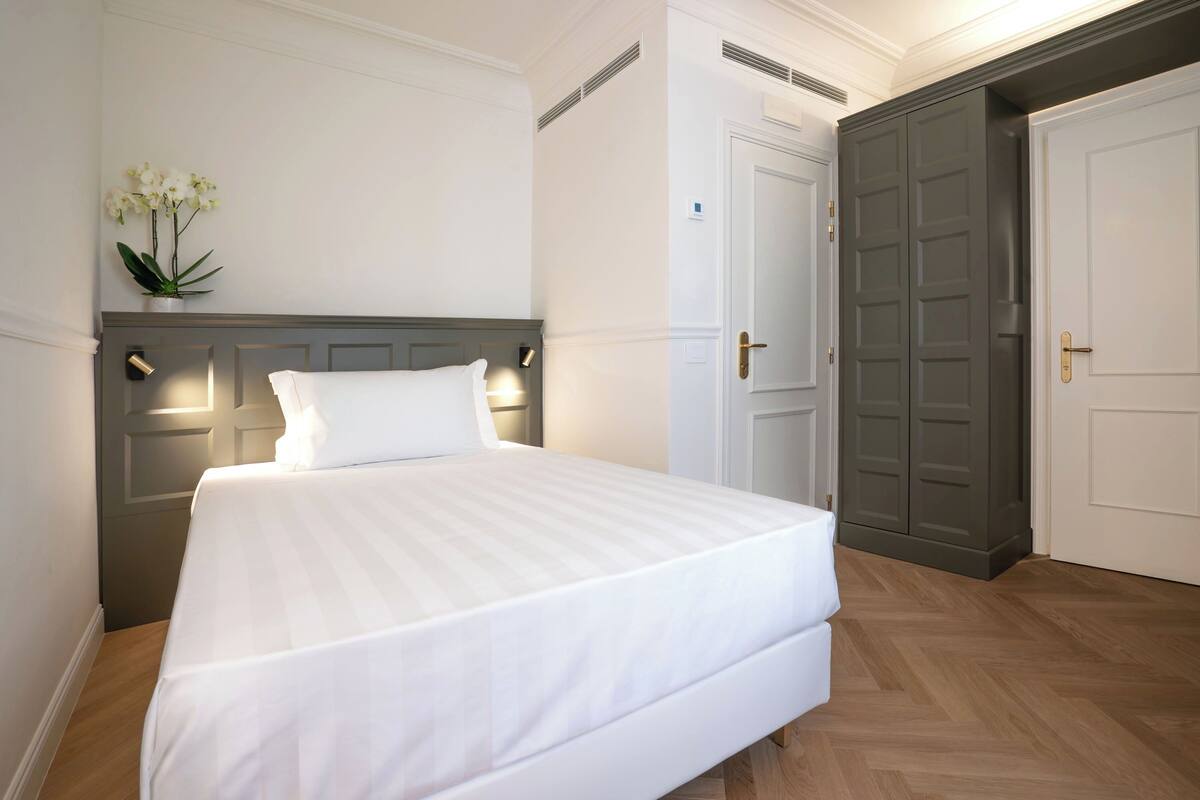 Einzelzimmer | Hochwertige Bettwaren, Minibar, Zimmersafe, Schreibtisch