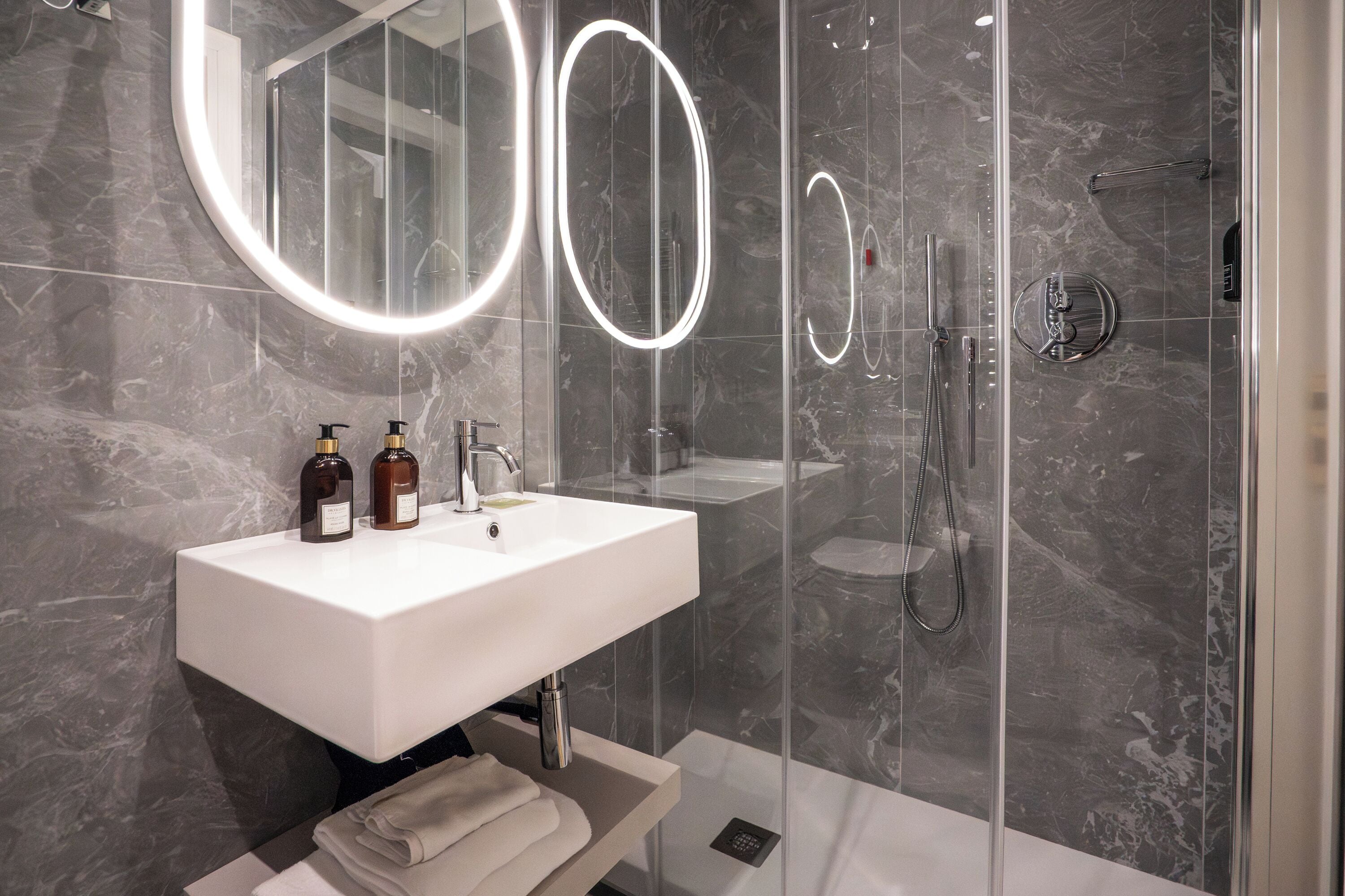 Einzelzimmer | Badezimmer | Dusche, Regendusche, Haartrockner, Hausschuhe