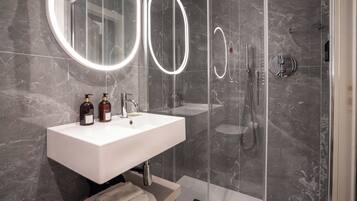 Einzelzimmer | Badezimmer | Dusche, Regendusche, Haartrockner, Hausschuhe