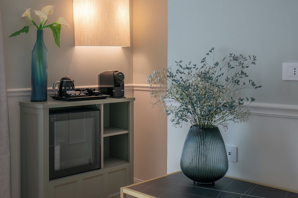 Kamar Klasik | Seprai premium, minibar, brankas, dan meja kerja