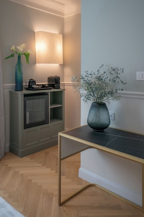 經典客房 | 高級寢具、迷你吧、房內夾萬、書桌