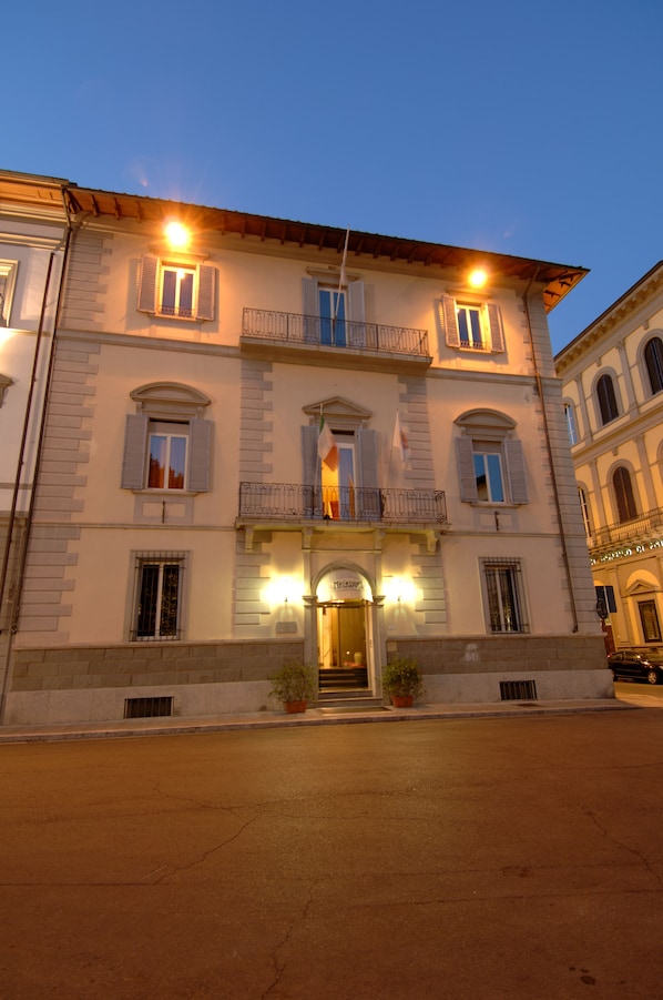 Fachada de la propiedad por la tarde o noche