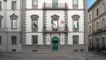 Vista frontal de la propiedad por la tarde o noche