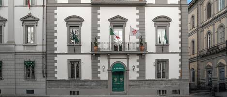 Fachada de la propiedad por la tarde o noche