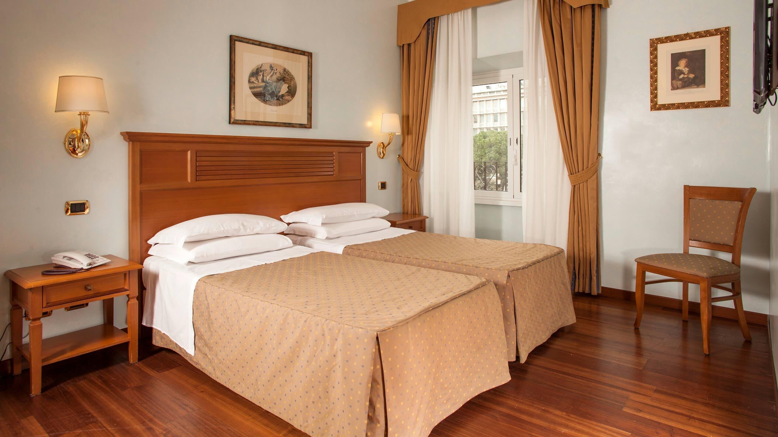 Minibar, két bảo mật tại phòng, bàn 