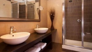Quadruple Room, Annex Building | Minibar, in-room safe, desk, free WiFi - Hotel Piemonte (Rome)