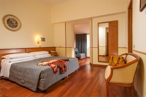 Quadruple Room | Minibar, in-room safe, desk, free WiFi - Hotel Piemonte (Rome)