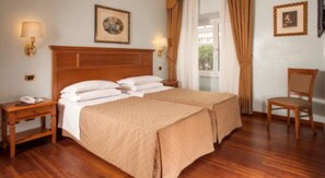 Minibar, in-room safe, desk, free WiFi - Hotel Piemonte (Rome)