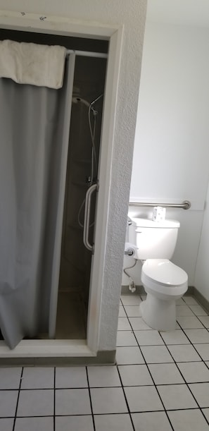 Yhden hengen deluxe-huone, 1 keskisuuri parisänky | Kylpyhuone | Kylpyamme, hiustenkuivaaja, pyyhkeet