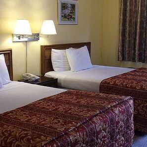 Desk, iron/ironing board, free WiFi, bed sheets - Mountain View Inn (Yreka)
