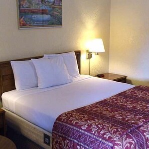 Kamar Deluks, 1 Tempat Tidur Queen | Meja kerja, setrika/meja setrika, Wi-Fi gratis, dan seprai linen