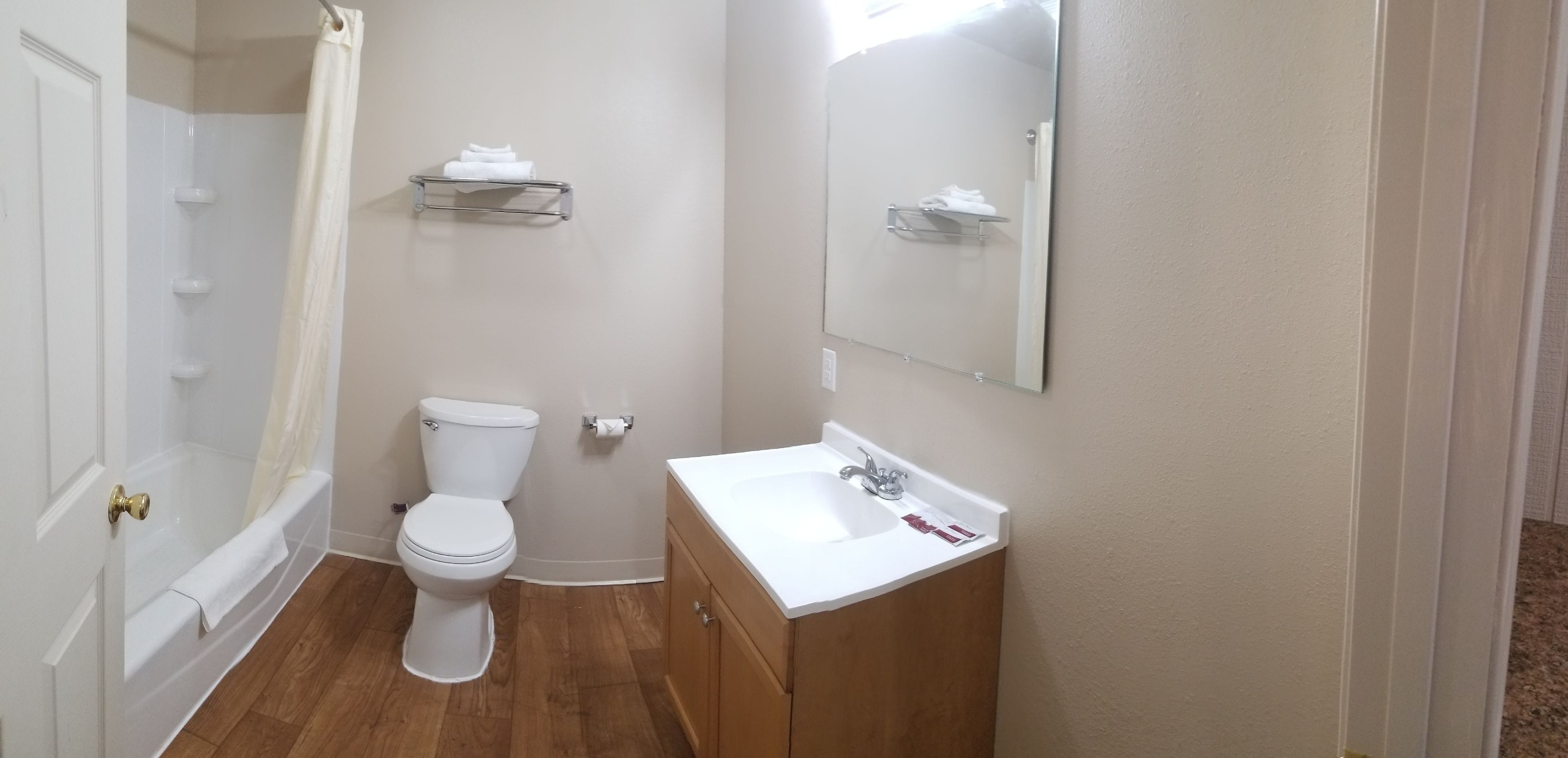 Een bad, een haardroger, handdoeken